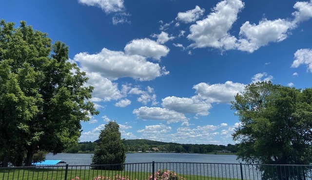 New Lake House 20 minutes to Downtown Nashville! Water slide, Movie theater ETC!