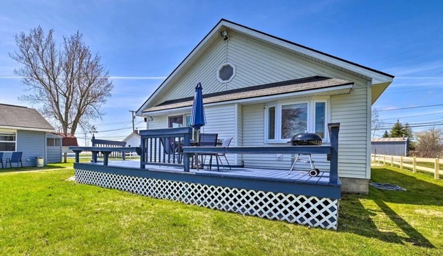 NEW! Lake House w/A/C & Huge Deck! PET FRIENDLY!