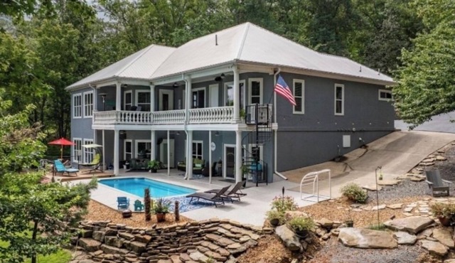NEW! “Lake it Easy” a lakefront 6BR 6BA retreat, with pool and large game room!