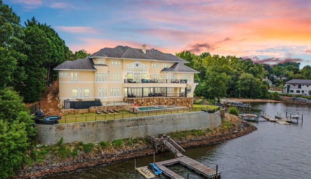 New Lake Wylie Mansion; Sleeps 22 w/Game Room, Basketball Court & Amazing Views!