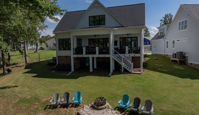 New! Lakefront 4BR, Kayaks, Paddleboards, Games
