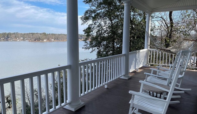 New! Lakefront, family-friendly 7-bedroom home, big water view, volleyball court