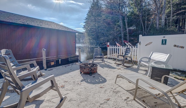 New Lakefront Home sleeps 14 with dock.