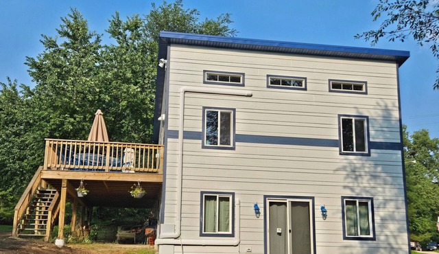New Lakefront house-3 BR 2 bath, deck, firepit, water toys, wheelchair access
