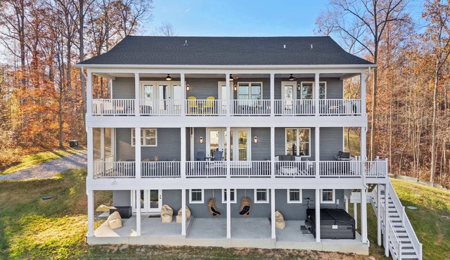 NEW Lakefront Lake Anna - Decks, Views, Hot Tub