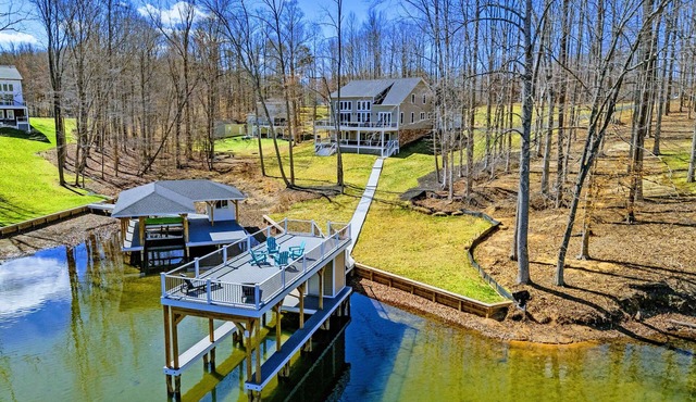 NEW Lakefront Lake Anna, Boat Dock, Hot Tub, Movie Theatre