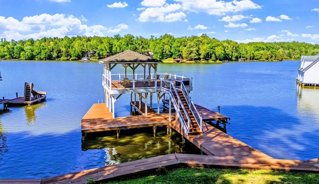 NEW Lakefront Lake Anna, Dock, Hot Tub, Game Room