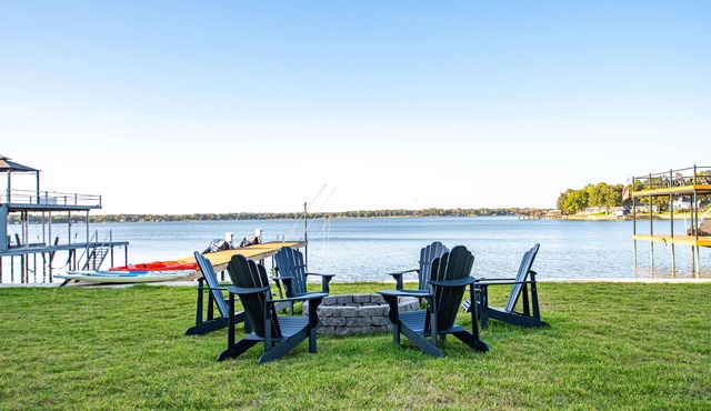 NEW Lakefront Luxury/5 bedroom/5 bathroom/LakeViews/Sleeps 18