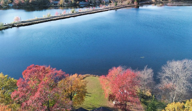 NEW LAKEFRONT Retreat, relaxation with AC, Game Room, boating, epic yard & view