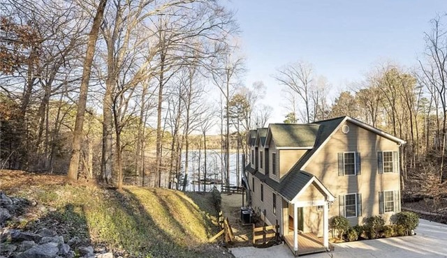 NEW!Lakefront retreat with huge dock, private cove. Perfect for Clemson Football