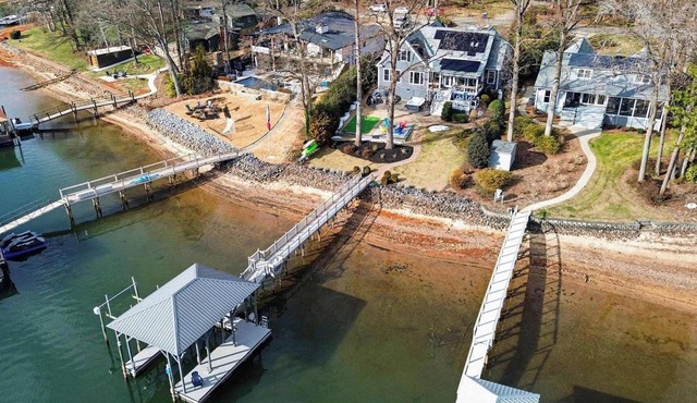 New! Lakefront-Sleeps 14-Hot Tub-Putting Green
