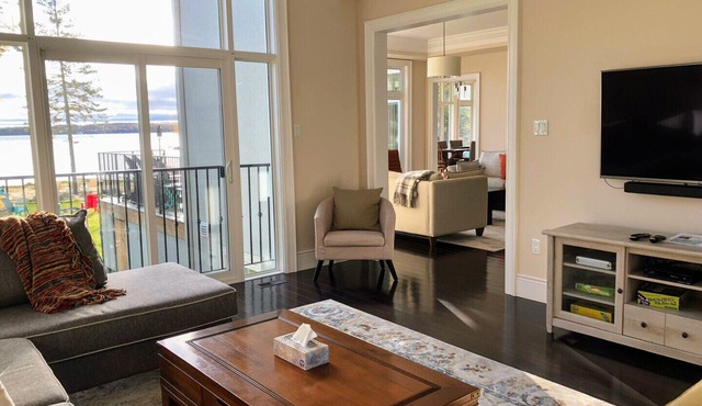 New Lakehouse on Private Sandy Beach, 5 Minutes from Bobcaygeon, Plenty of Toys
