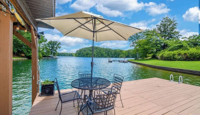 NEW LAKEHOUSE w/247 ft of waterfront, w/MIL suite, boat launch, sleeps 17!