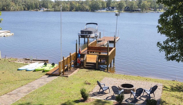 NEW-Lakeside Getaway w Priv Dock Lake toys & more