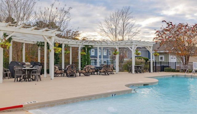 New! Lakeview, 4BR House, Pool, Pet friendly, WiFi, Free Parking