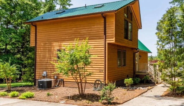 New! Lakeview, Charming 3BR, Hot Tub, Firepit, Pet Friendly, WiFi