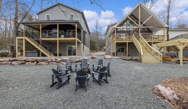 New Lakeview Combo : Two Side-by-Side Luxury Houses, 16 BR 15 BA Sleeps 60