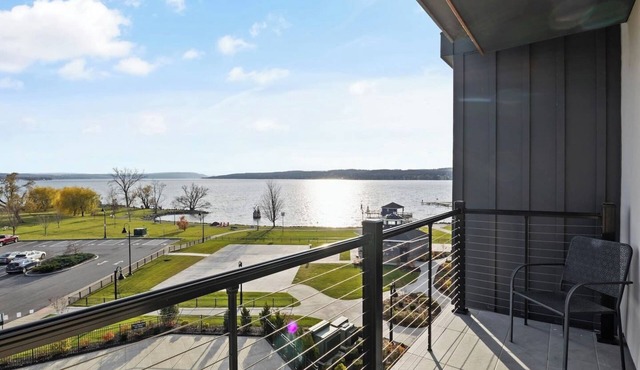 NEW Lakeview Escape | Hot Tub | Poolside