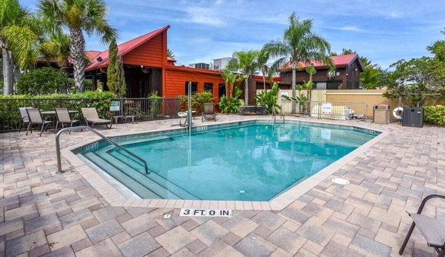 NEW Lakeview Stay, Onsite Pool, Near Harley Outlet