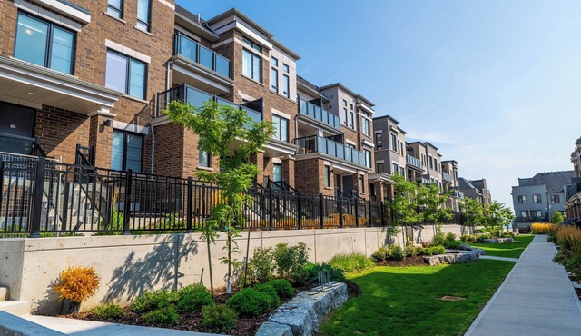 NEW Lakeview Townhouse -Stylish, Furnished& Close 2 All Amenities and Walk Trail