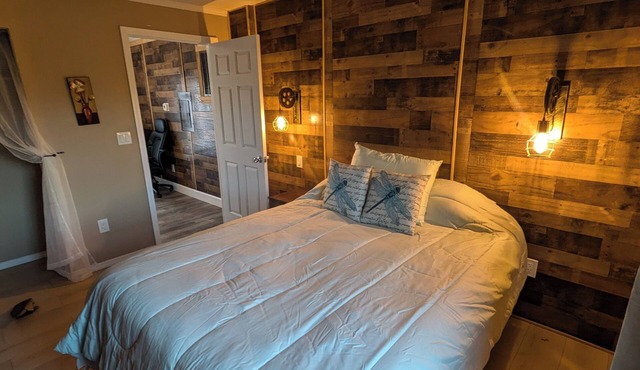 New-Lakewood Ranch Private Cottage/Pool on 5 Acres of Waterfront-Lake Manatee