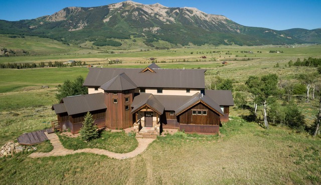 New Large 4 Bedroom 4 Bath w/ Game room on 15 Acres - Amazing Mountain Views