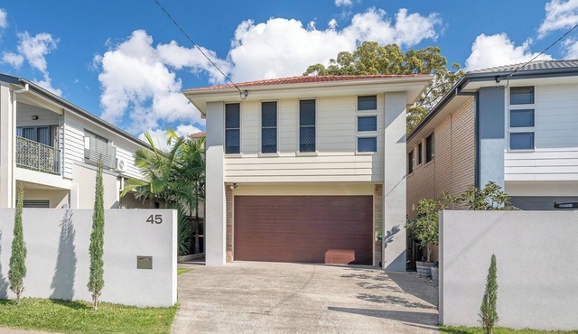 New Large 5 bed House Just 3km's From Brisbane Airport