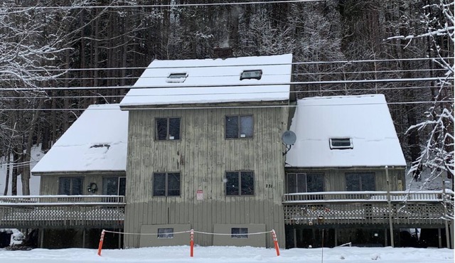 NEW! Large 5-bedroom family-friendly home with WiFi and office