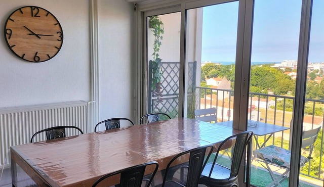 New: large, bright apartment with sea view near center and port