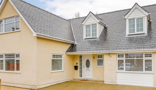 New: Large holiday cottage sleeping 8 W/Hot Tub