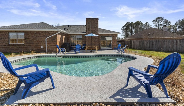 NEW! Large Modern 3B2B King bed Pool on-site, beach nearby 70"TV