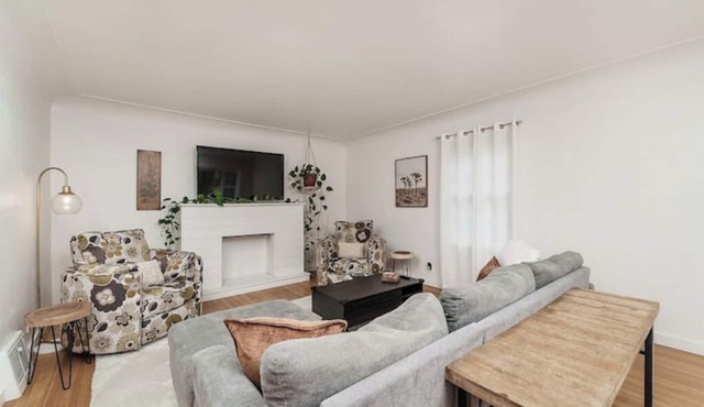 NEW- Large Solar Powered Home, 5 Bed 2 Bathnn