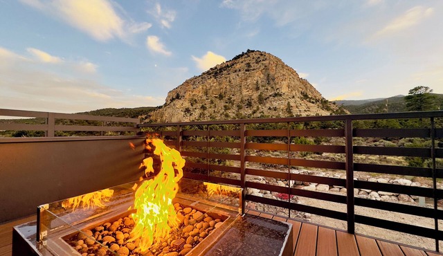 New! Lavish Shipping Container Experience with 3 King Suites & Amazing Views!