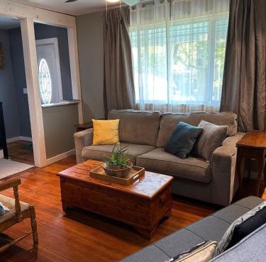 New Leeds listing Near Graces diner and Hudson!