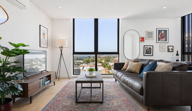 New - Light-Filled Artistic Retreat