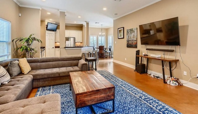 New Listing! 2 Bed 2 Bath Home Mins to DT Houston/Medical Disctrict