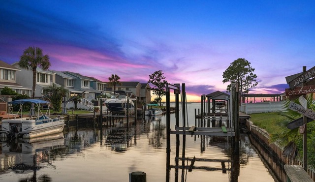 NEW LISTING 2 Bedroom with Boat Dock, Less than 20 Min Drive to the Beach, Backyard Oasis, FREE WiFi