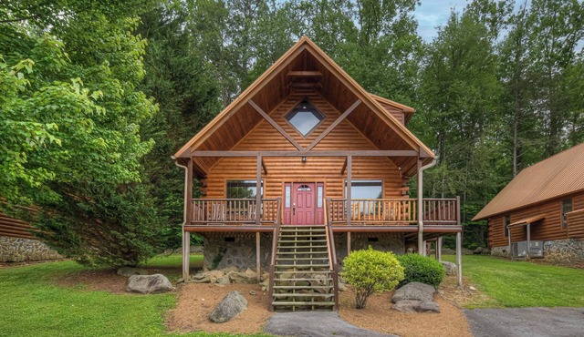 New Listing! 2 Bedroom cabin w/game room, hot tub, mountain view, pool & gym