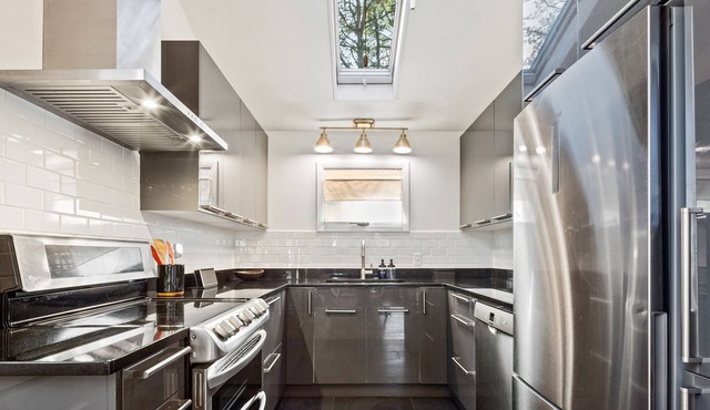 *New Listing 2023* Pitch Pines - Private, Bright, Close To Ocean Side Beaches