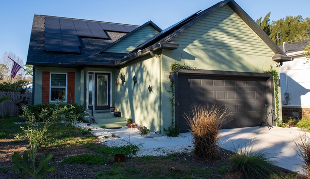 New Listing 3-bedroom house in brilliant Tarpon Springs with WiFi, AC, Hot Tub