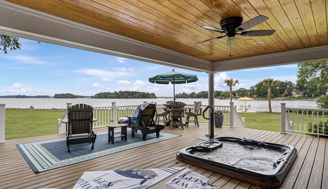 NEW LISTING! 3 bedroom 2.5 bath 3K sq ft home on Lake Norman-hot tub-WATER VIEWS