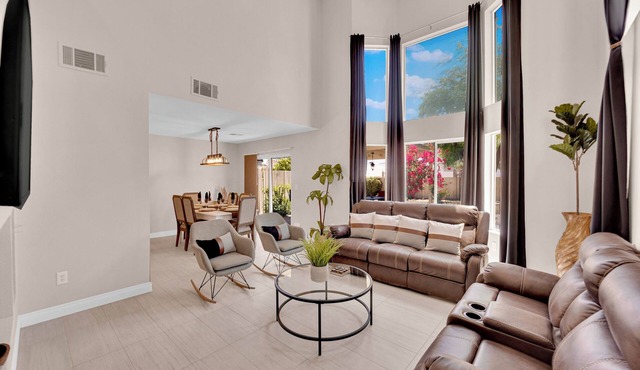 New Listing 3 Bedroom Villa- 15 min to The Las Vegas Strip