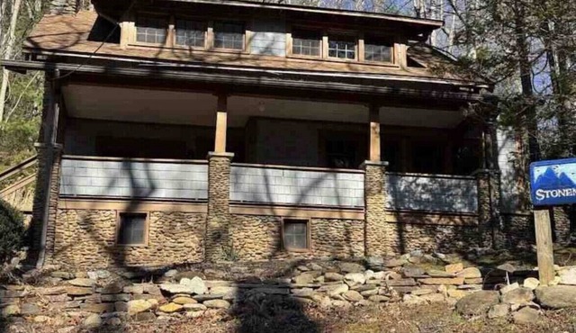 NEW LISTING! 3-bedroom house in charming Montreat .4/mi to Lake Susan