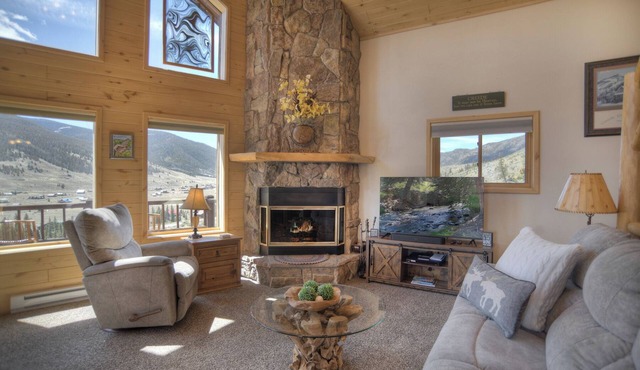 New Listing! 3-story Mountain Cabin - Breathtaking Views - Large Deck