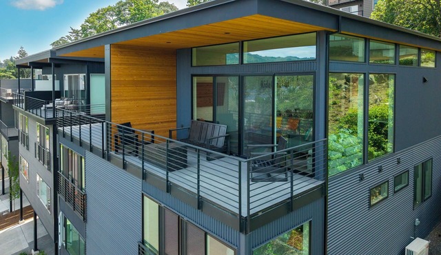 NEW LISTING, 4 bed, 3.5 bath, amazing view w/an elevator