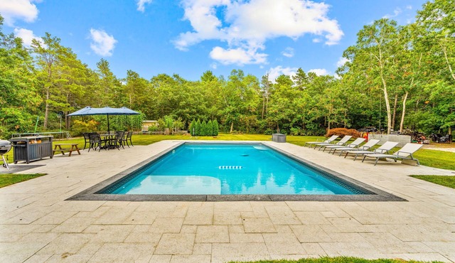 New listing 4bd w/heated pool, chicken coop, kids playground, wifi
