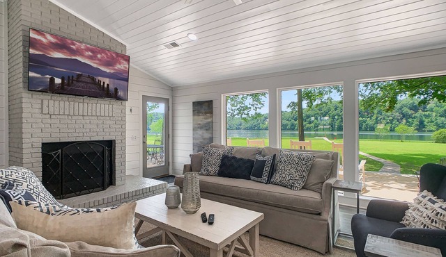 New Listing! 5 Bed 5 Bath 20 Min to UA, Flat Lot on Lake Tuscaloosa