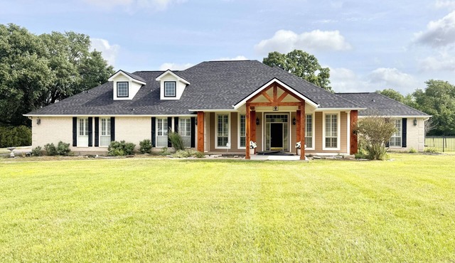 New Listing 6-bedroom on 3.5 acres,sleeps 25 nPickleball, poker, pool table