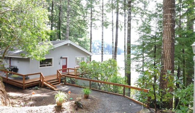 New Listing! Adorable lakefront cabin on Mercer lake, private dock, kayaks, gas grill