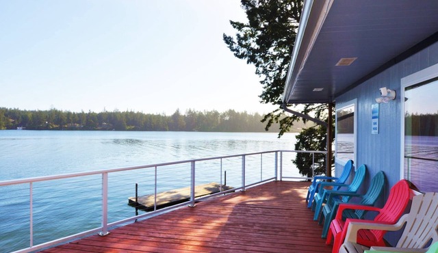 New Listing! Adorable lakefront cabin, private dock, hot tub, gas grill, amazing views